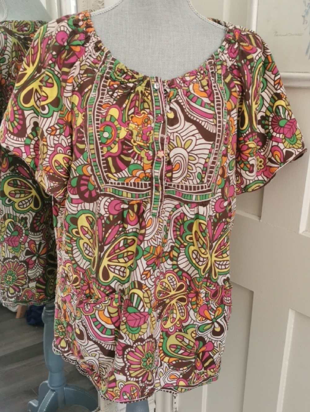 Womens Koi Nursing Scrub Boho Floral Butterfly 60s  Top with Pockets.  Size 2X